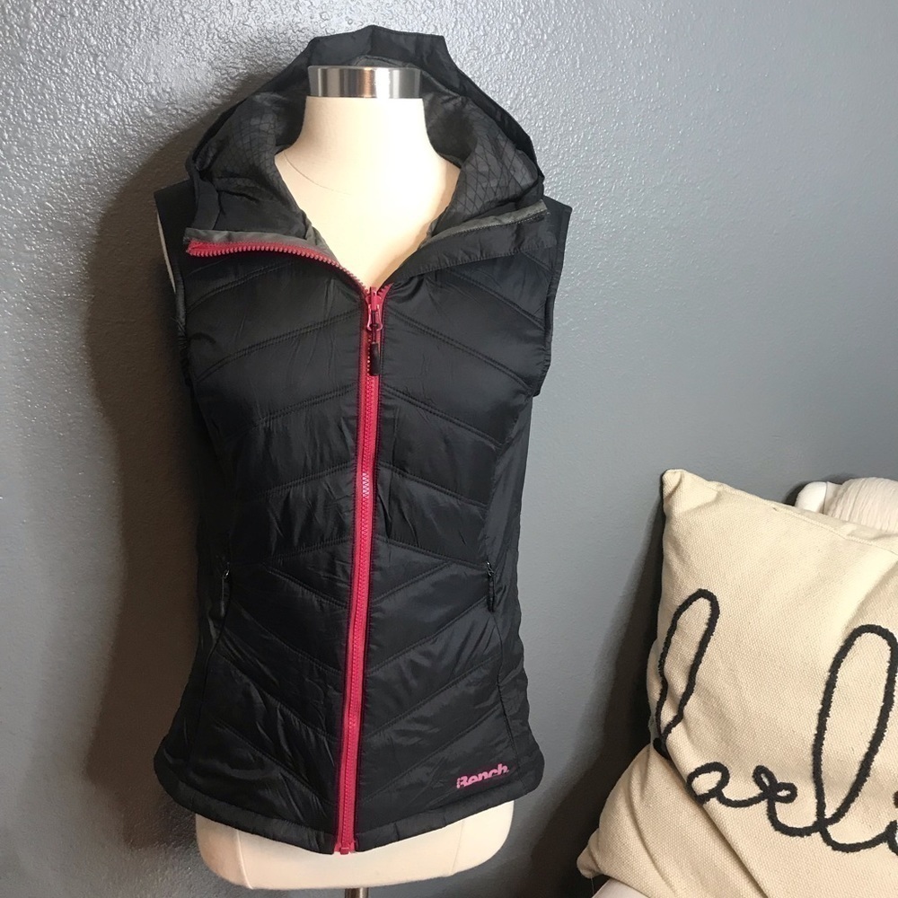 Bench black puffer vest size small.